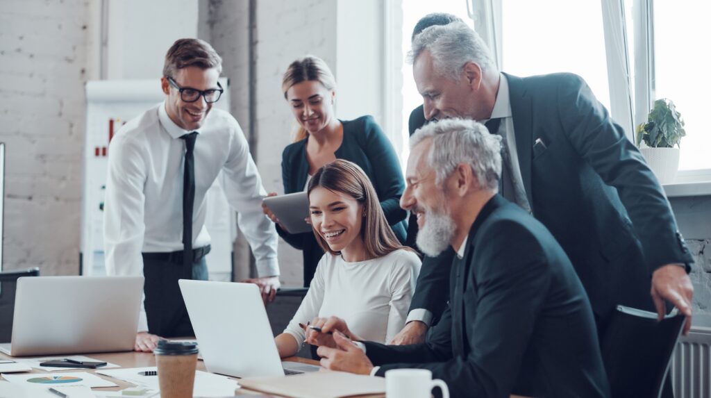 Menschen arbeiten zusammen